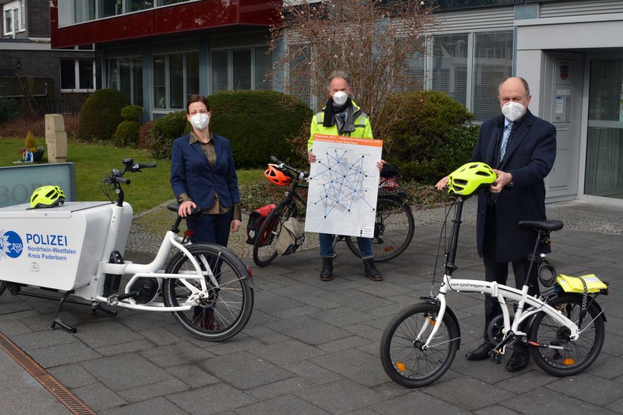 Freie Fahrt für Zweirad-Pendler ist ihr Ziel – v.l. Linda Noack vom Kreisstraßenbaumamt zuständig für Konzeptionelle Radverkehrs-Planung, Michael Rüngeler (Leiter Kreisstraßenbauamt) und Landrat Christoph Rüther.   © Amt für Presse- und Öffentlichkeitsarbeit, Kreis Paderborn, Meike Delang